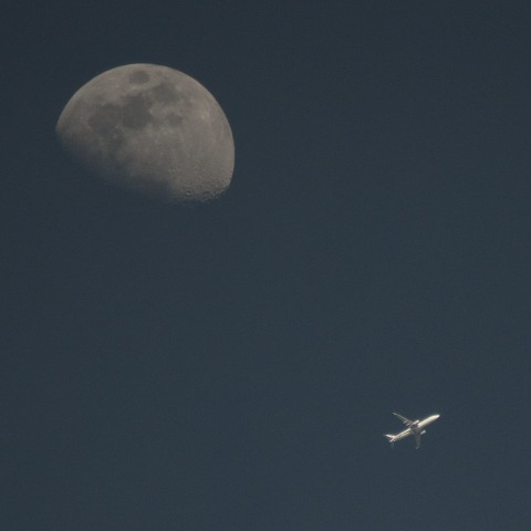 月と飛行機