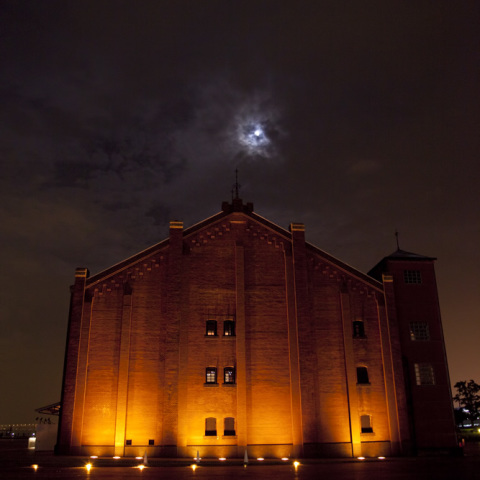 赤レンガ倉庫に上る月