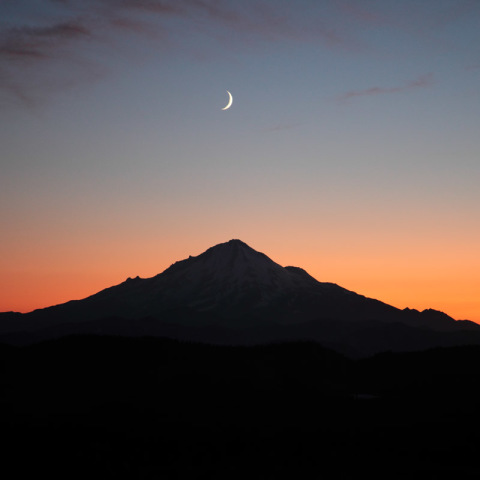 マウントシャスタに沈む月