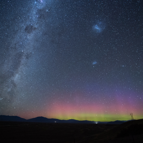 南天の天の川と低緯度オーロラ