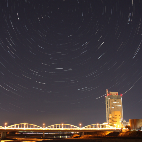 群馬県庁を望む利根橋付近からの北天