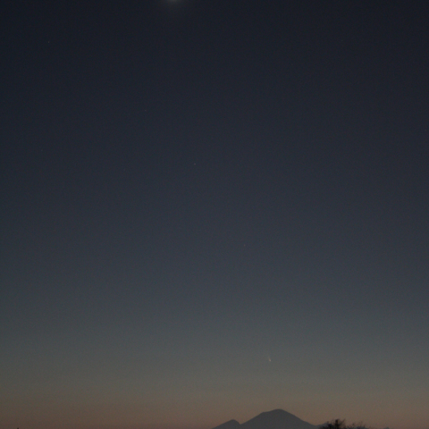 月と浅間山上のパンスターズ彗星