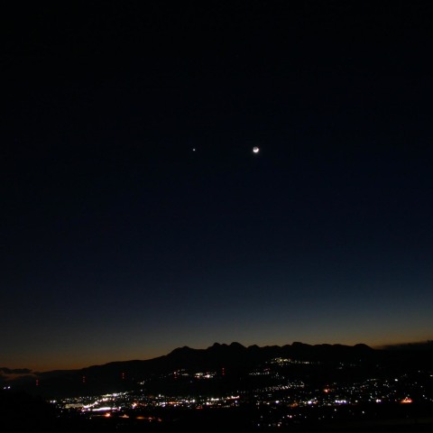 榛名山に浮かぶ月と金星