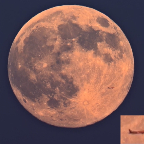 スーパームーンを通過する 100km 先の飛行機 (Boeing 787-10, ANA)