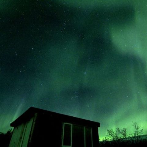 オーロラフレアー彼方のスバルを見上げる