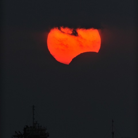 明石海峡に沈む日食