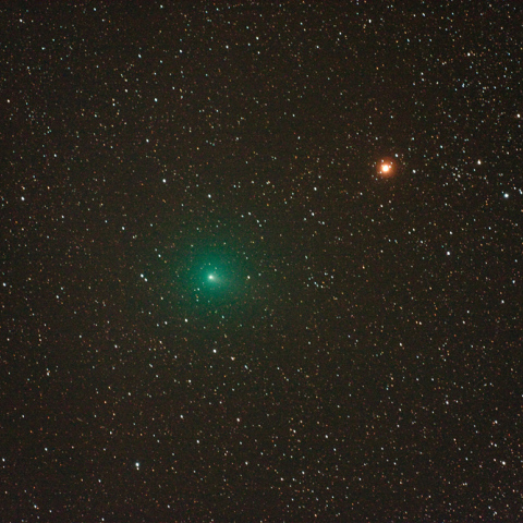 尾がわずかに見えるハートレイ彗星