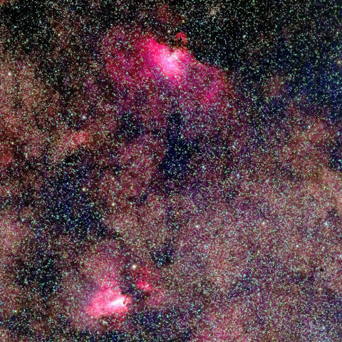 上がへび座のM16散開星団　散光星雲　下がいて座のM17散光星雲