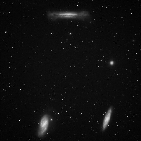 東京都奥多摩から　しし座三つ子銀河モノクロ