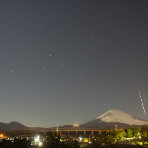 新雪の富士山と流星