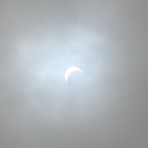 雲の隙間からの日食