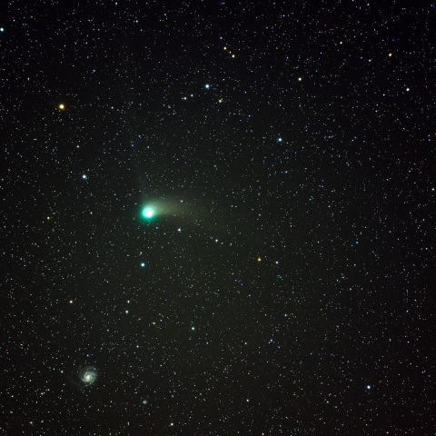 カタリナ彗星と回転花火銀河のランデブー