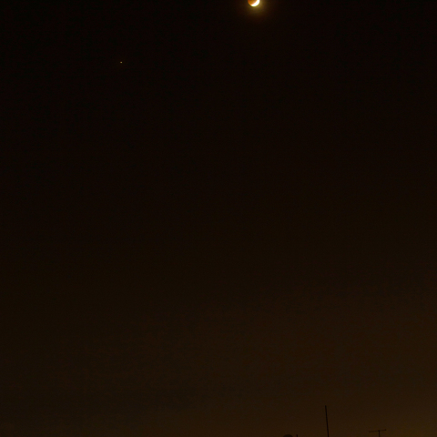 赤の共演　西空の火星と月食