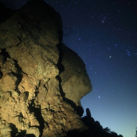 妙義山第四石門から見たゆるぎ石とオリオン座