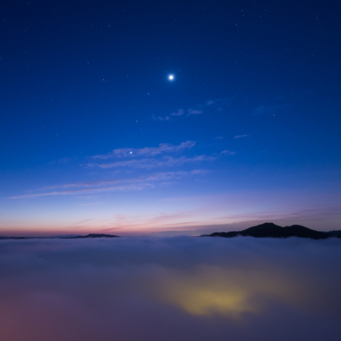 朝焼けに浮かぶ