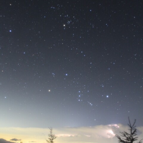 稲光に昇るオリオン座