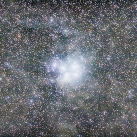 プレアデス星団と周辺の分子雲