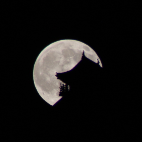 満月と岐阜城の影