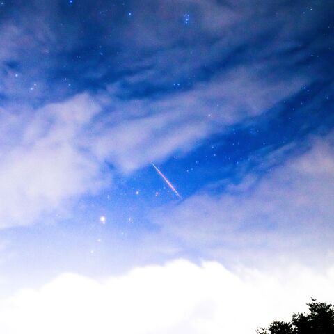 ペルセウス座流星群 僅かな雲の間に現われた流星 8月13日