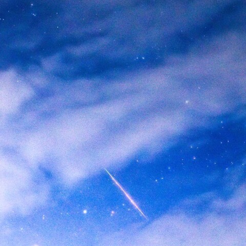 ペルセウス座流星群 僅かな雲の間に現われた流星とプレアデス星団と火星 8月12-13日