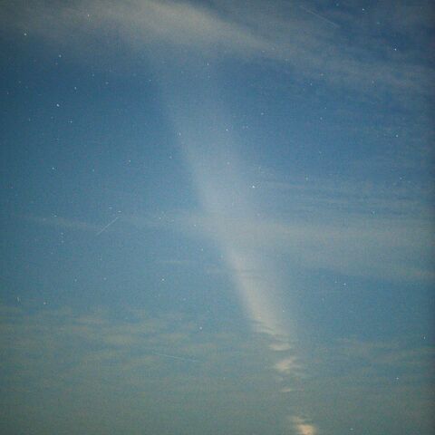 雲間に沈む紫金山アトラス彗星
