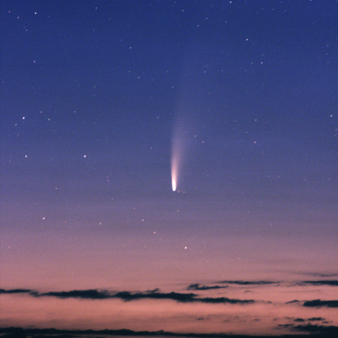 夜明けのネオワイズ彗星