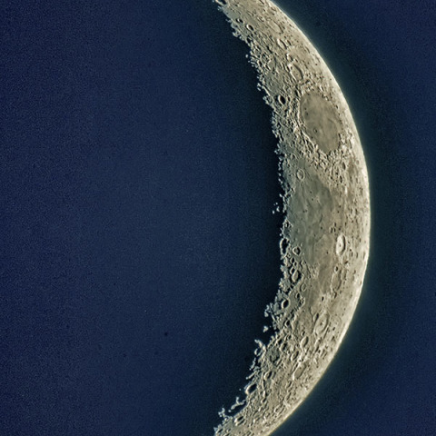 三日月とRAW画像弄り