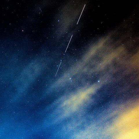 オリオン座の三つ星を横切るISS