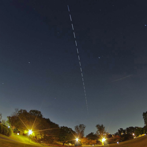 大阪吹田市、今朝の夜明け風景の上空をISSが通過