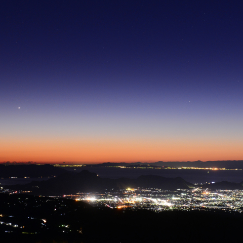 金星・水星の会合と三島市街の夜景