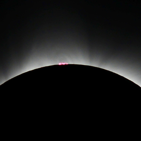 アメリカ皆既日食 プロミネンスと内部コロナの光条