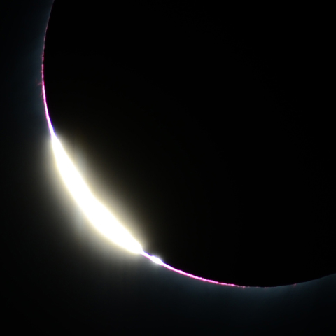 アメリカ皆既日食　ベイリービーズと彩層