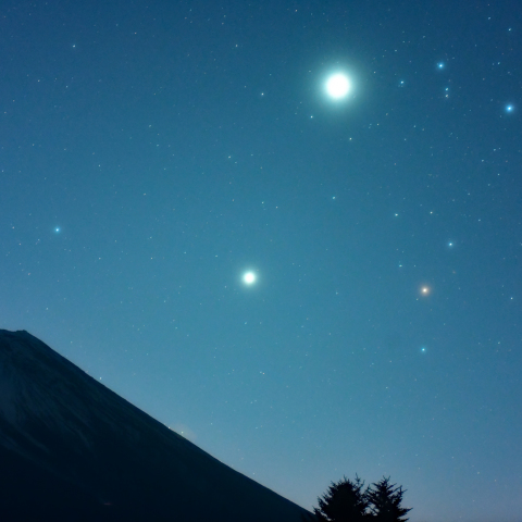 富士山に昇る明けのさそり座