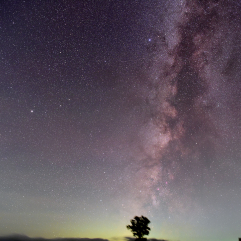 西に傾く天の川
