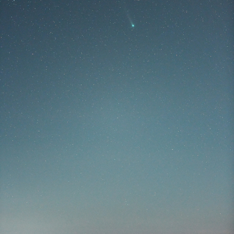 光の海に昇るレナード彗星