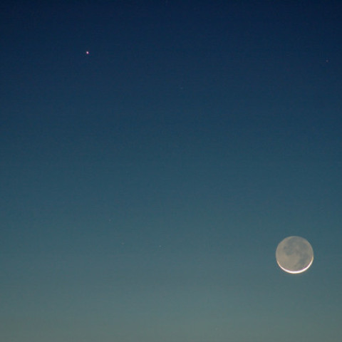 最大離角の水星と月齢1の地球照