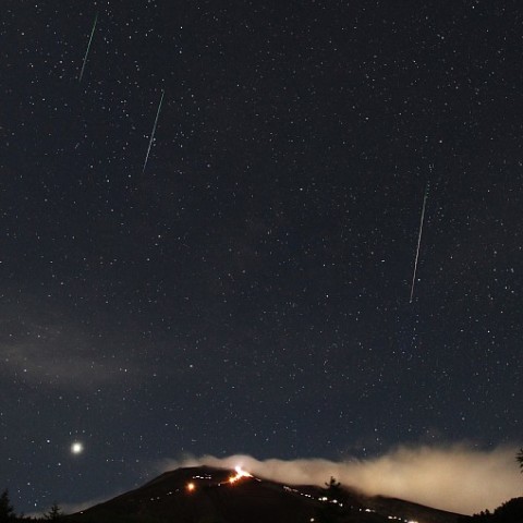 富士登山の光の列と流星群