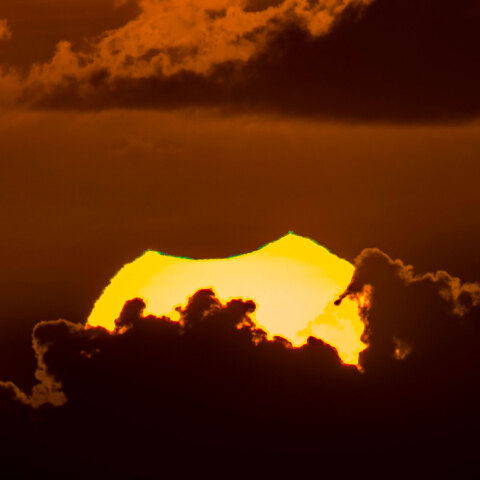 沈む金環日食のグリーンフラッシュ