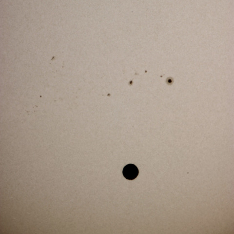 黒点群をすり抜ける金星