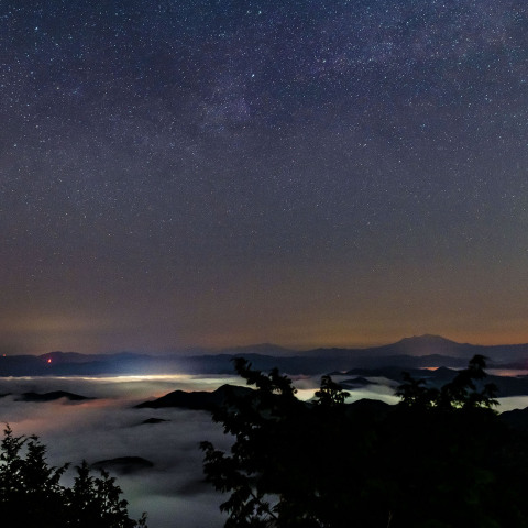 御嶽山と飛騨方面の雲海と白鳥座