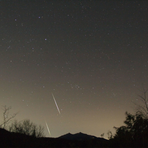 筑波山に降り注ぐ「ふたご座流星群」