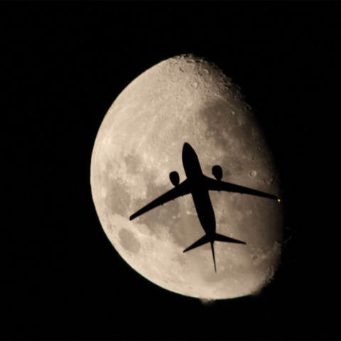 月と飛行機
