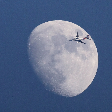 月と飛行機