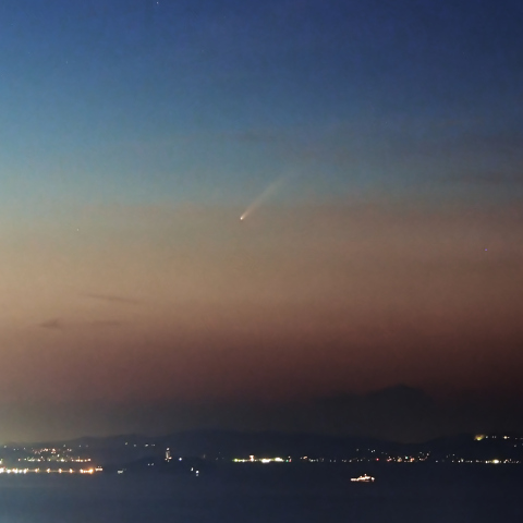 紫金山・アトラス彗星と湘南の海