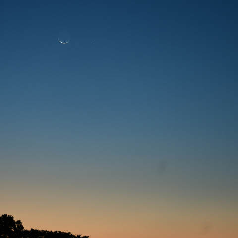 朝焼け、細い月、そして水星