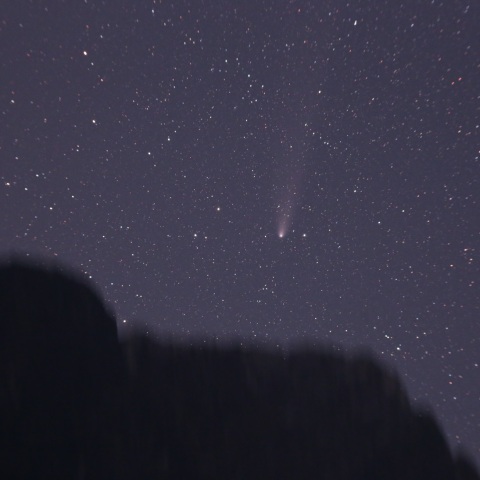 甲斐駒ヶ岳山頂に迫る紫金山・アトラス彗星