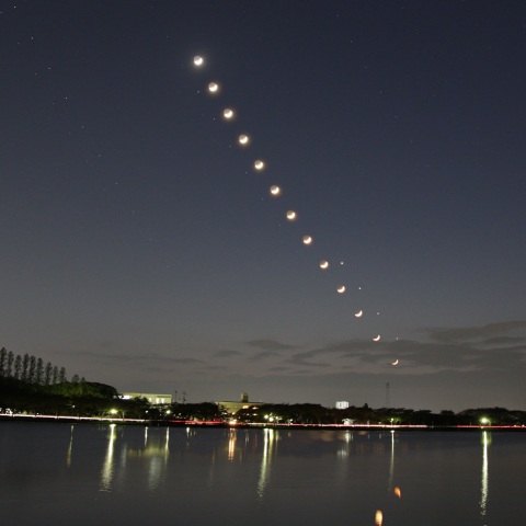 伊佐沼に写る月齢3.4と金星