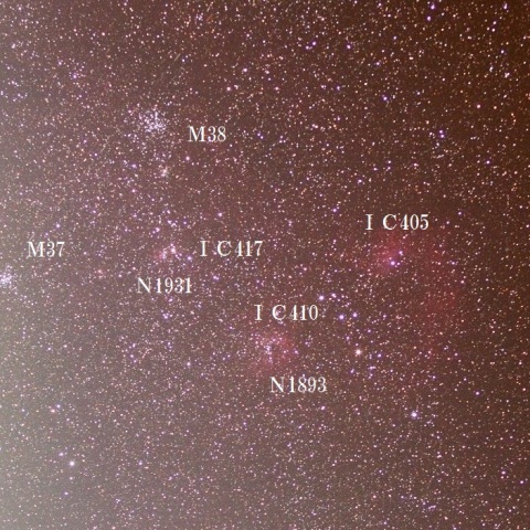 ぎょしゃ座の勾玉星雲附近