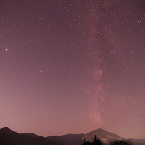 山頂に立つ天の川銀河
