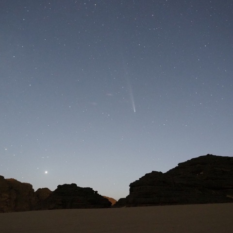 サハラの中心で大彗星を迎える